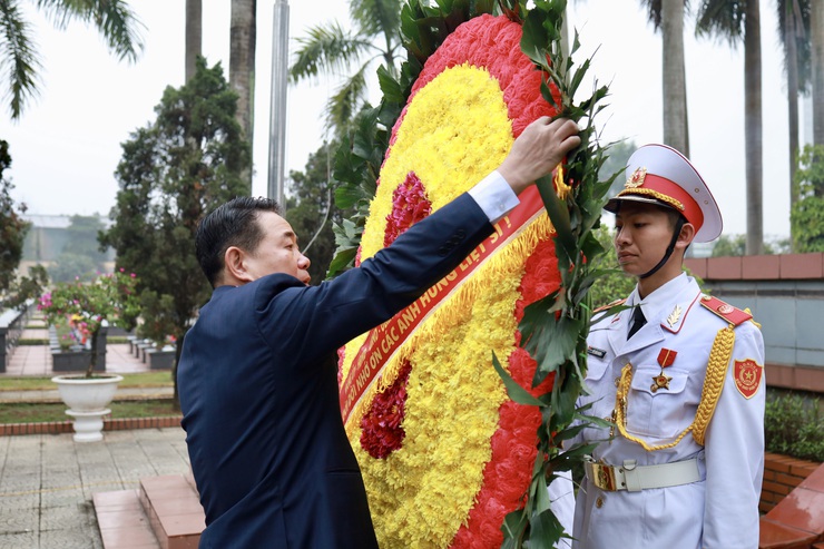 Phường Xuân Đỉnh: Dâng hương tưởng niệm các Anh hùng Liệt sĩ nhân dịp Tết Bính Ngọ 2026- Ảnh 4.