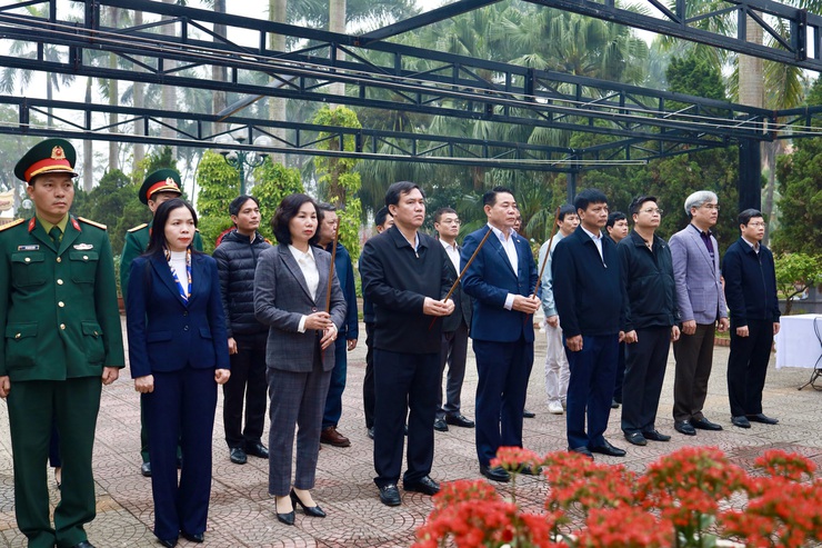 Phường Xuân Đỉnh: Dâng hương tưởng niệm các Anh hùng Liệt sĩ nhân dịp Tết Bính Ngọ 2026- Ảnh 2.