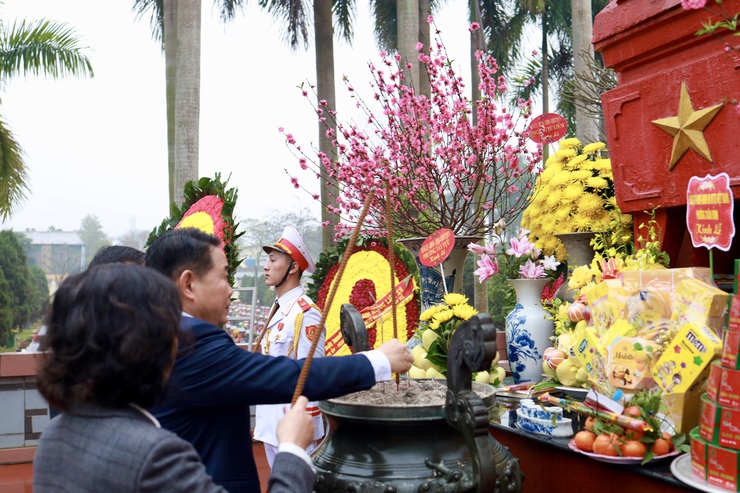 Phường Xuân Đỉnh: Dâng hương tưởng niệm các Anh hùng Liệt sĩ nhân dịp Tết Bính Ngọ 2026- Ảnh 3.