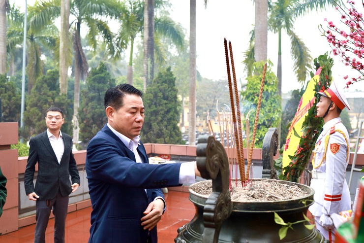 Phường Xuân Đỉnh: Dâng hương tưởng niệm các Anh hùng Liệt sĩ nhân dịp Tết Bính Ngọ 2026- Ảnh 7.