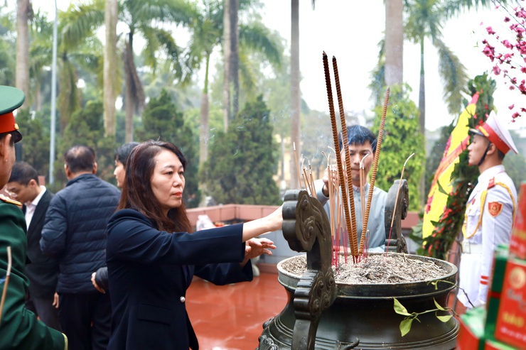 Phường Xuân Đỉnh: Dâng hương tưởng niệm các Anh hùng Liệt sĩ nhân dịp Tết Bính Ngọ 2026- Ảnh 12.