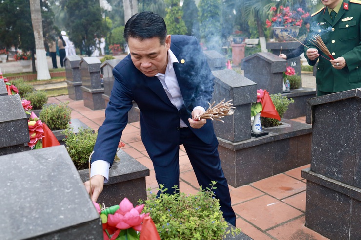 Phường Xuân Đỉnh: Dâng hương tưởng niệm các Anh hùng Liệt sĩ nhân dịp Tết Bính Ngọ 2026- Ảnh 11.