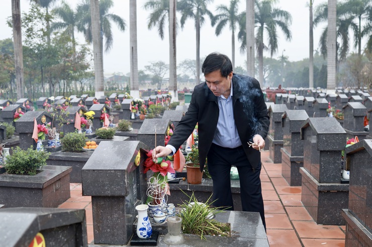 Phường Xuân Đỉnh: Dâng hương tưởng niệm các Anh hùng Liệt sĩ nhân dịp Tết Bính Ngọ 2026- Ảnh 9.