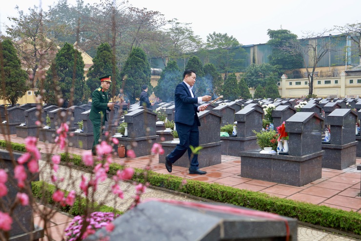 Phường Xuân Đỉnh: Dâng hương tưởng niệm các Anh hùng Liệt sĩ nhân dịp Tết Bính Ngọ 2026- Ảnh 5.