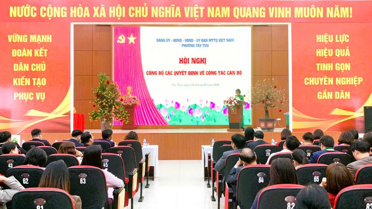 Phường Tây Tựu công bố các quyết định về công tác cán bộ- Ảnh 1.