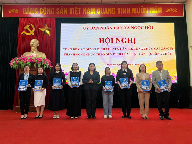 UBND xã Ngọc Hồi tổ chức hội nghị trao Quyết định chuyển công chức xã: Bước đi quan trọng trong công tác kiện toàn bộ máy hành chính cơ sở- Ảnh 4.