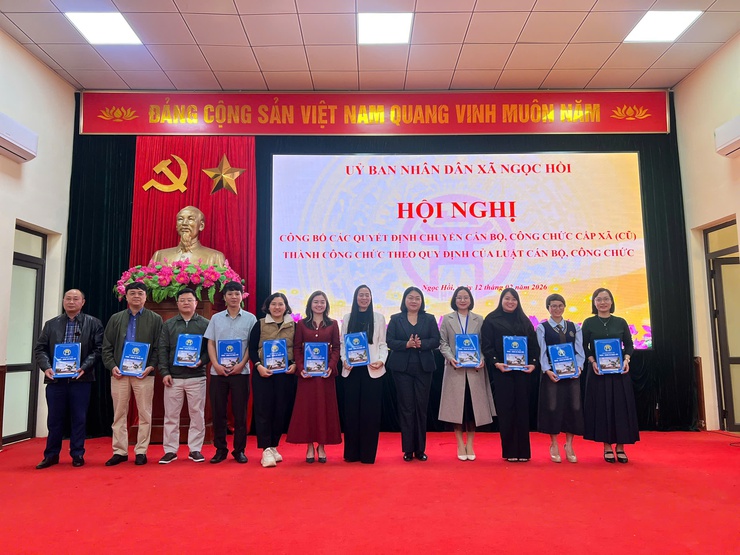 UBND xã Ngọc Hồi tổ chức hội nghị trao Quyết định chuyển công chức xã: Bước đi quan trọng trong công tác kiện toàn bộ máy hành chính cơ sở- Ảnh 5.