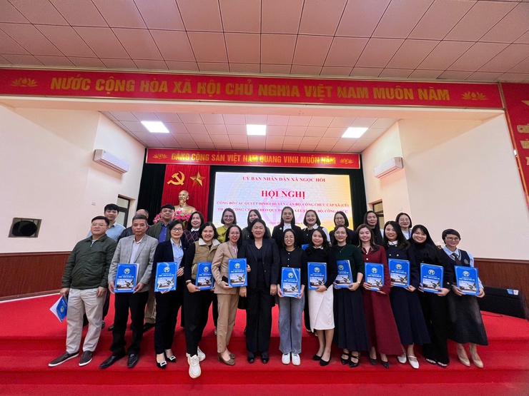 UBND xã Ngọc Hồi tổ chức hội nghị trao Quyết định chuyển công chức xã: Bước đi quan trọng trong công tác kiện toàn bộ máy hành chính cơ sở- Ảnh 6.