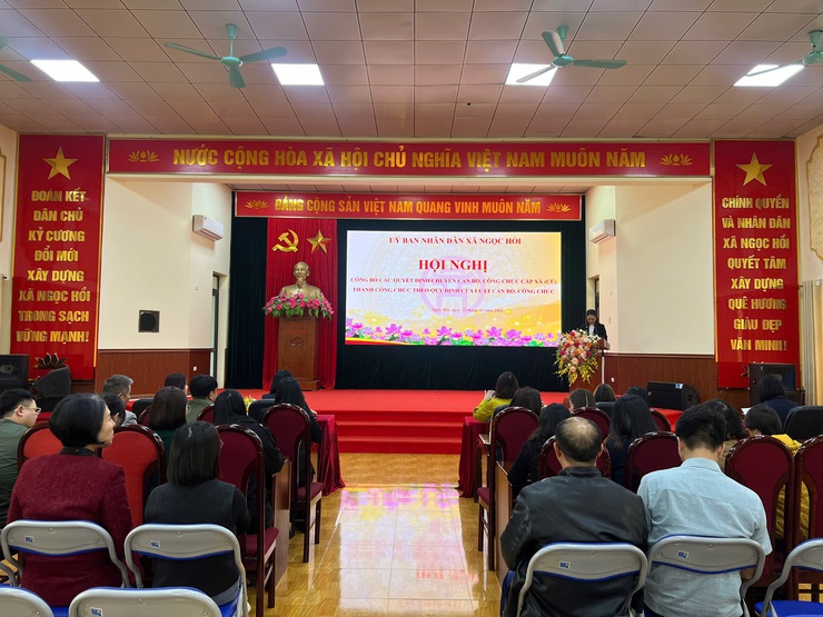 UBND xã Ngọc Hồi tổ chức hội nghị trao Quyết định chuyển công chức xã: Bước đi quan trọng trong công tác kiện toàn bộ máy hành chính cơ sở- Ảnh 1.