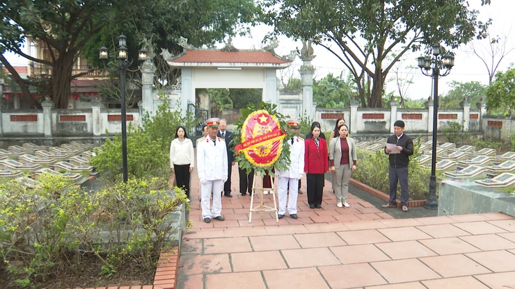 Đồng chí Chủ tịch UBMTTQ Việt Nam xã Phú Xuyên viếng nghĩa trang liệt sỹ nhân dịp tết nguyên đán Bính Ngọ 2026- Ảnh 1.