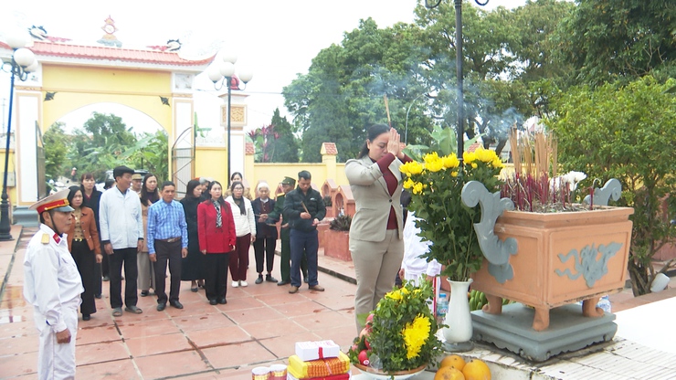Đồng chí Chủ tịch UBMTTQ Việt Nam xã Phú Xuyên viếng nghĩa trang liệt sỹ nhân dịp tết nguyên đán Bính Ngọ 2026- Ảnh 3.