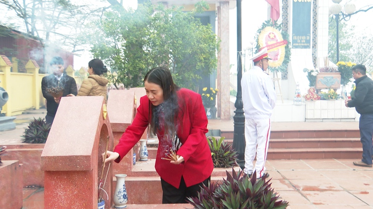 Đồng chí Chủ tịch UBMTTQ Việt Nam xã Phú Xuyên viếng nghĩa trang liệt sỹ nhân dịp tết nguyên đán Bính Ngọ 2026- Ảnh 4.