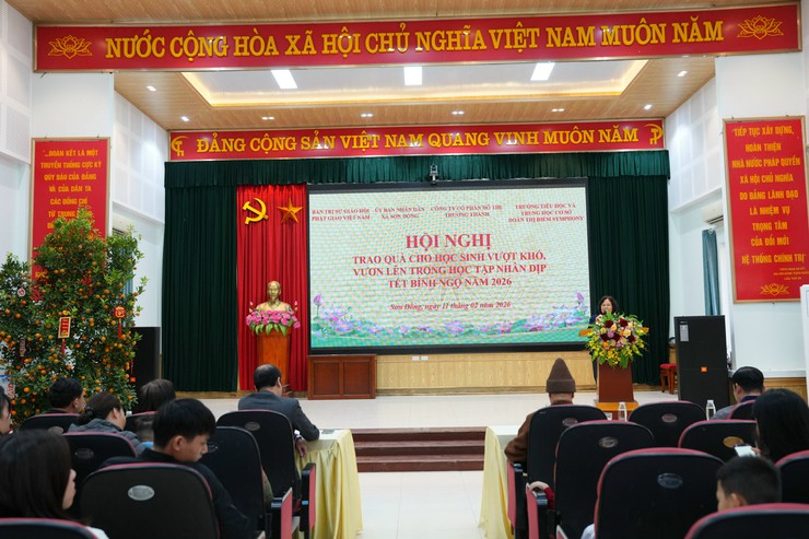 Trao quà cho học sinh vượt khó, vươn lên trong học tập nhân dịp Tết Bính Ngọ 2026- Ảnh 1.