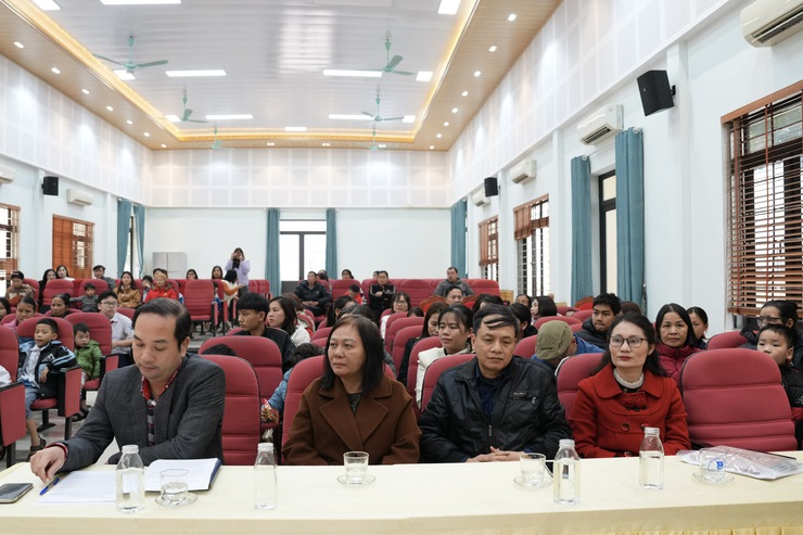 Trao quà cho học sinh vượt khó, vươn lên trong học tập nhân dịp Tết Bính Ngọ 2026- Ảnh 3.