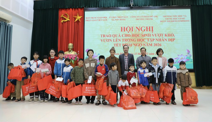 Trao quà cho học sinh vượt khó, vươn lên trong học tập nhân dịp Tết Bính Ngọ 2026- Ảnh 6.