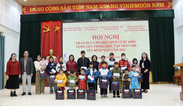 Trao quà cho học sinh vượt khó, vươn lên trong học tập nhân dịp Tết Bính Ngọ 2026- Ảnh 7.