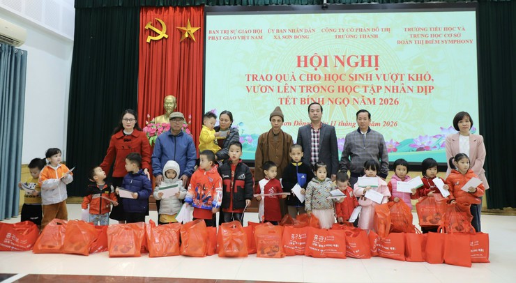 Trao quà cho học sinh vượt khó, vươn lên trong học tập nhân dịp Tết Bính Ngọ 2026- Ảnh 8.