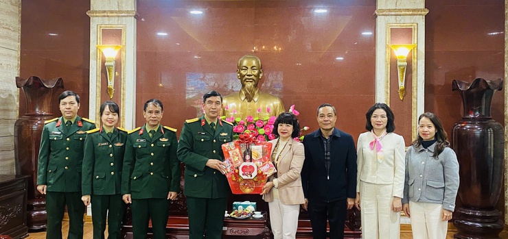 Phường Bồ Đề thăm, chúc Tết các đơn vị Quân đội đóng quân trên địa bàn- Ảnh 1.