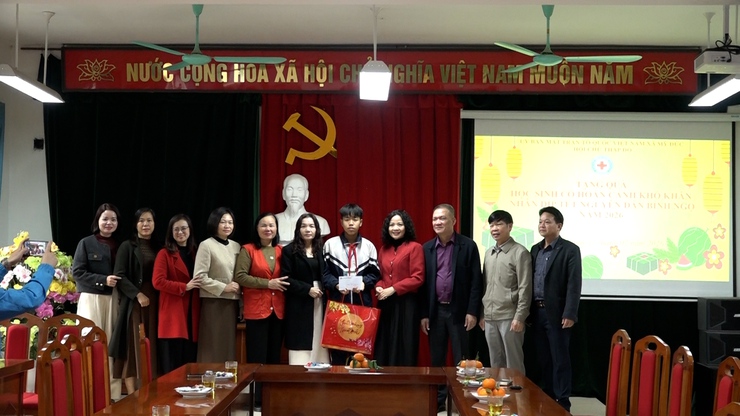 Hội Chữ thập đỏ xã Mỹ Đức trao 10 xuất quà cho học sinh có hoàn cảnh khó khăn nhân dịp Tết nguyên đán Bính Ngọ 2026- Ảnh 2.