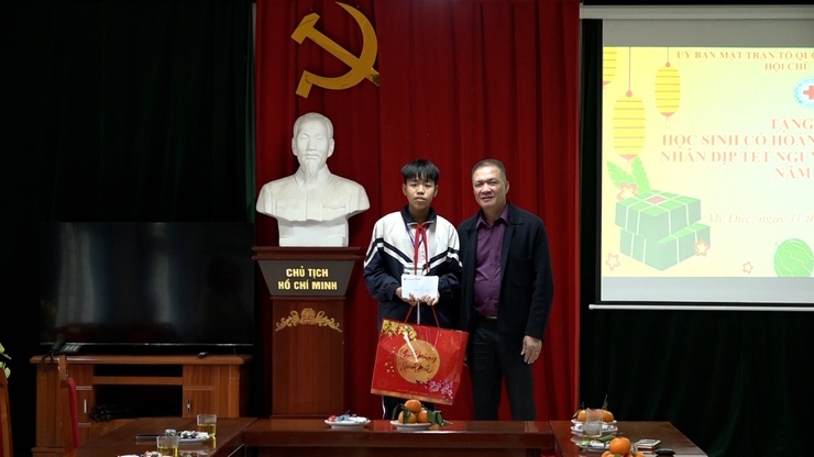 Hội Chữ thập đỏ xã Mỹ Đức trao 10 xuất quà cho học sinh có hoàn cảnh khó khăn nhân dịp Tết nguyên đán Bính Ngọ 2026- Ảnh 3.