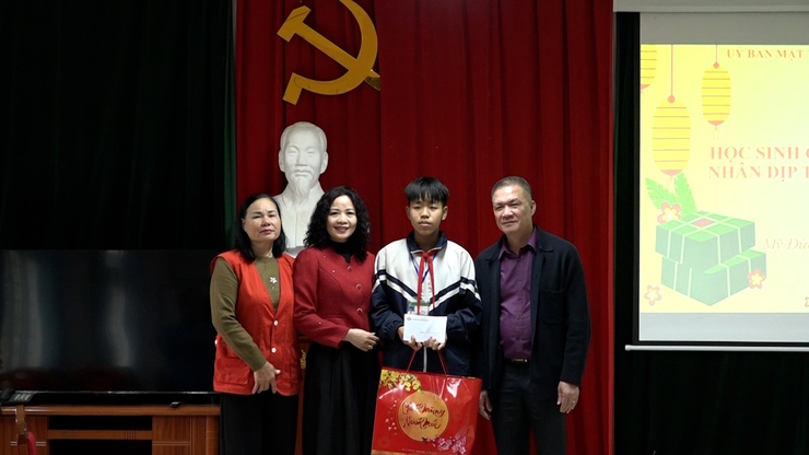 Hội Chữ thập đỏ xã Mỹ Đức trao 10 xuất quà cho học sinh có hoàn cảnh khó khăn nhân dịp Tết nguyên đán Bính Ngọ 2026- Ảnh 4.