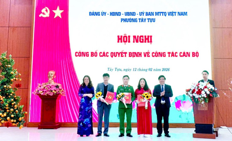 Phường Tây Tựu công bố các quyết định về công tác cán bộ- Ảnh 3.