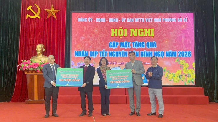 Phường Bồ Đề tổ chức gặp mặt, tặng quà nhân dịp Tết Nguyên đán Bính Ngọ năm 2026- Ảnh 2.