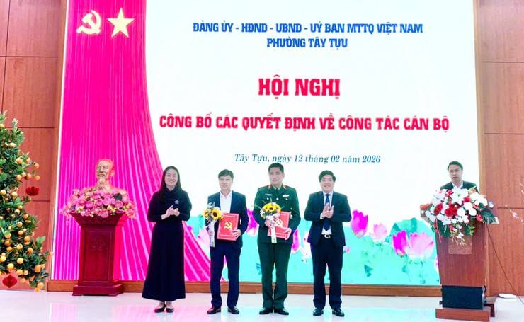 Phường Tây Tựu công bố các quyết định về công tác cán bộ- Ảnh 2.