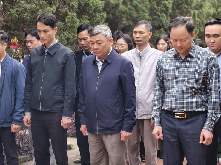 Lãnh đạo xã Chương Dương dâng hương tưởng niệm các Anh hùng Liệt sỹ nhân dịp Tết Nguyên đán Bính Ngọ 2026- Ảnh 1.