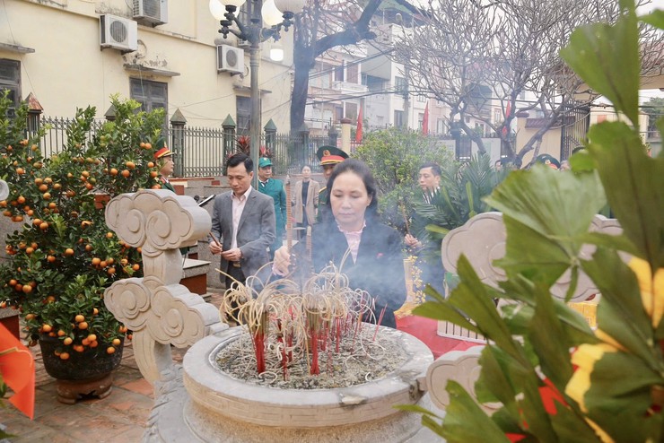 Phường Dương Nội viếng Nghĩa trang liệt sỹ nhân dịp Tết Nguyên đán Bính Ngọ- Ảnh 2.