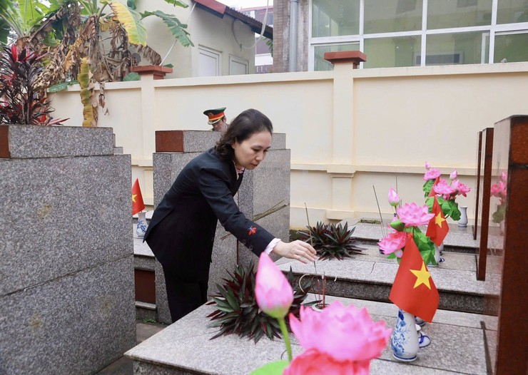 Phường Dương Nội viếng Nghĩa trang liệt sỹ nhân dịp Tết Nguyên đán Bính Ngọ- Ảnh 5.