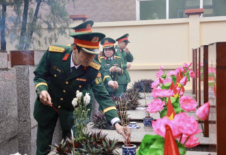 Phường Dương Nội viếng Nghĩa trang liệt sỹ nhân dịp Tết Nguyên đán Bính Ngọ- Ảnh 6.