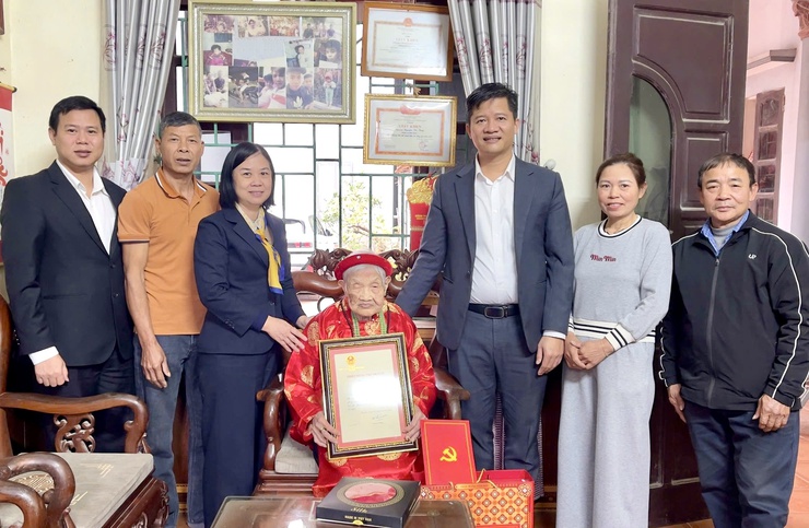 ĐỒNG CHÍ NGUYỄN THÀNH LUÂN – ỦY VIÊN BAN THƯỜNG VỤ, PHÓ CHỦ TỊCH UBND XÃ THĂM, CHÚC THỌ NGƯỜI CAO TUỔI TRÒN 100 TUỔI
- Ảnh 6.