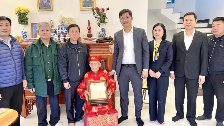 ĐỒNG CHÍ NGUYỄN THÀNH LUÂN – ỦY VIÊN BAN THƯỜNG VỤ, PHÓ CHỦ TỊCH UBND XÃ THĂM, CHÚC THỌ NGƯỜI CAO TUỔI TRÒN 100 TUỔI
- Ảnh 8.