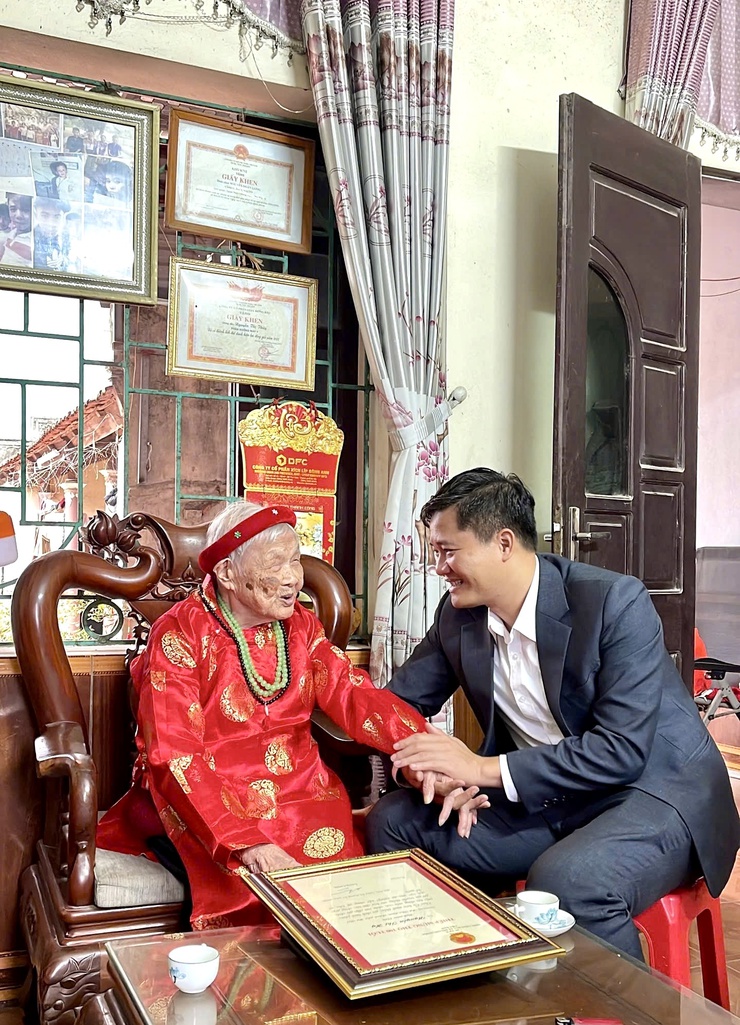 ĐỒNG CHÍ NGUYỄN THÀNH LUÂN – ỦY VIÊN BAN THƯỜNG VỤ, PHÓ CHỦ TỊCH UBND XÃ THĂM, CHÚC THỌ NGƯỜI CAO TUỔI TRÒN 100 TUỔI
- Ảnh 9.