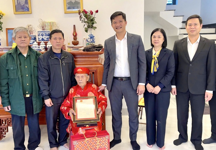 ĐỒNG CHÍ NGUYỄN THÀNH LUÂN – ỦY VIÊN BAN THƯỜNG VỤ, PHÓ CHỦ TỊCH UBND XÃ THĂM, CHÚC THỌ NGƯỜI CAO TUỔI TRÒN 100 TUỔI
- Ảnh 10.