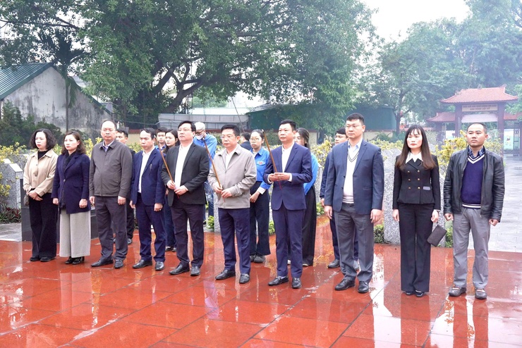 ĐẢNG ỦY – HĐND – UBND – UBMTTQ VIỆT NAM XÃ THIÊN LỘC TỔ CHỨC 4 ĐOÀN VIẾNG NGHĨA TRANG LIỆT SỸ- Ảnh 3.