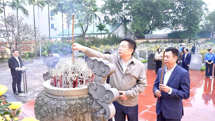 ĐẢNG ỦY – HĐND – UBND – UBMTTQ VIỆT NAM XÃ THIÊN LỘC TỔ CHỨC 4 ĐOÀN VIẾNG NGHĨA TRANG LIỆT SỸ- Ảnh 4.