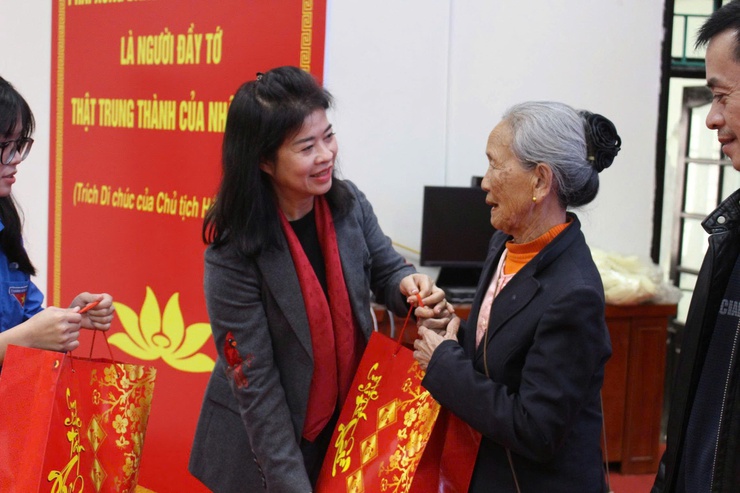 Đoàn thanh niên phường Phú Lương trao tặng 32 suất quà Tết cho thiếu nhi có hoàn cảnh khó khăn nhân dịp Tết Nguyên đán 2026- Ảnh 2.