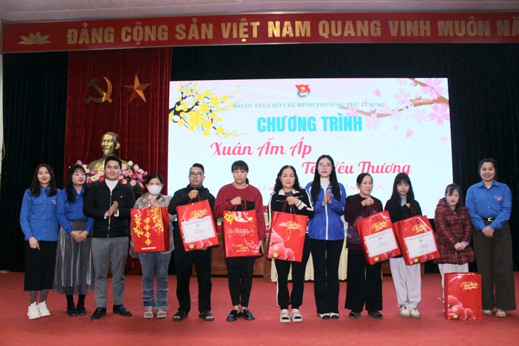 Đoàn thanh niên phường Phú Lương trao tặng 32 suất quà Tết cho thiếu nhi có hoàn cảnh khó khăn nhân dịp Tết Nguyên đán 2026- Ảnh 3.