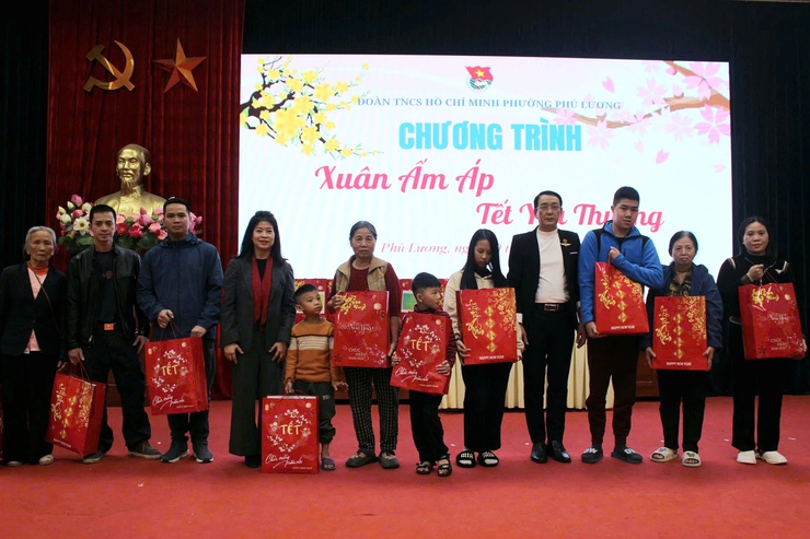 Đoàn thanh niên phường Phú Lương trao tặng 32 suất quà Tết cho thiếu nhi có hoàn cảnh khó khăn nhân dịp Tết Nguyên đán 2026- Ảnh 1.