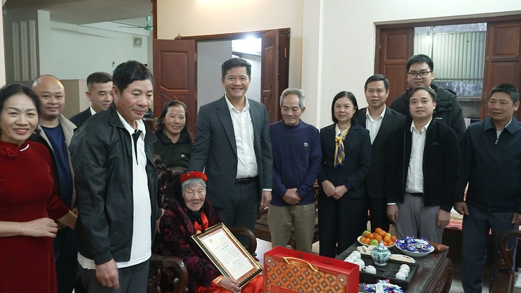 ĐỒNG CHÍ NGUYỄN THÀNH LUÂN – ỦY VIÊN BAN THƯỜNG VỤ, PHÓ CHỦ TỊCH UBND XÃ THĂM, CHÚC THỌ NGƯỜI CAO TUỔI TRÒN 100 TUỔI
- Ảnh 4.