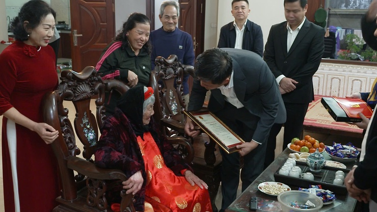 ĐỒNG CHÍ NGUYỄN THÀNH LUÂN – ỦY VIÊN BAN THƯỜNG VỤ, PHÓ CHỦ TỊCH UBND XÃ THĂM, CHÚC THỌ NGƯỜI CAO TUỔI TRÒN 100 TUỔI
- Ảnh 5.