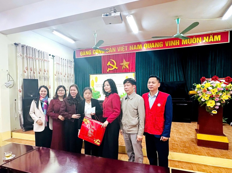 Hội Chữ thập đỏ xã Mỹ Đức trao 10 xuất quà cho học sinh có hoàn cảnh khó khăn nhân dịp Tết nguyên đán Bính Ngọ 2026- Ảnh 5.