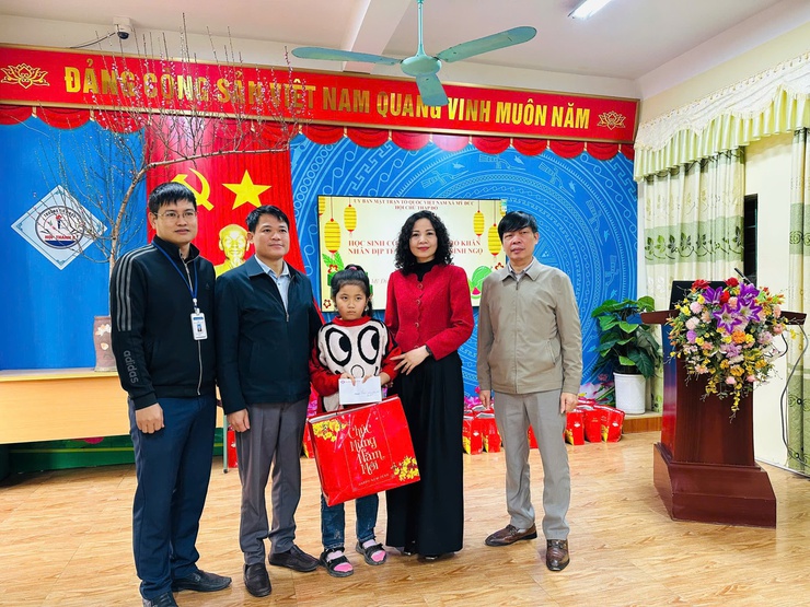 Hội Chữ thập đỏ xã Mỹ Đức trao 10 xuất quà cho học sinh có hoàn cảnh khó khăn nhân dịp Tết nguyên đán Bính Ngọ 2026- Ảnh 6.