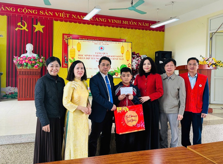 Hội Chữ thập đỏ xã Mỹ Đức trao 10 xuất quà cho học sinh có hoàn cảnh khó khăn nhân dịp Tết nguyên đán Bính Ngọ 2026- Ảnh 7.