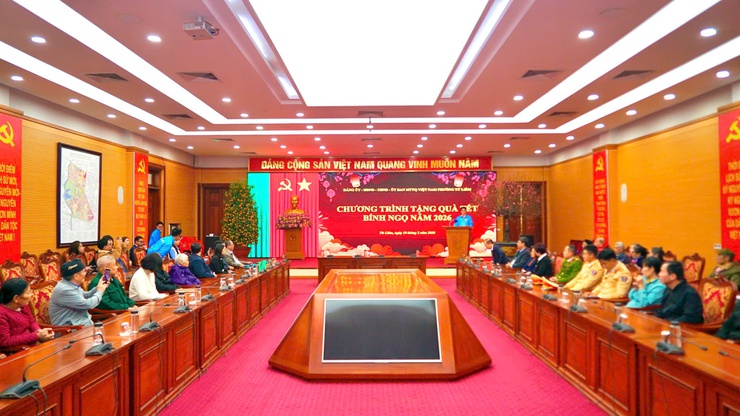 Phường Từ Liêm tổ chức chương trình tặng quà Tết cho các gia đình có hoàn cảnh khó khăn nhân dịp Xuân 2026- Ảnh 1.