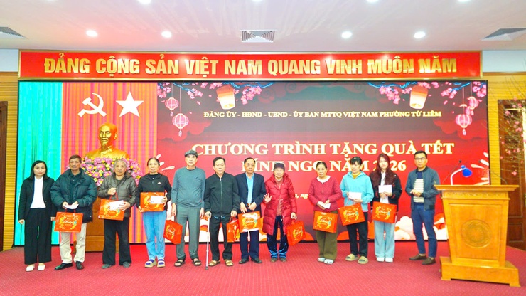 Phường Từ Liêm tổ chức chương trình tặng quà Tết cho các gia đình có hoàn cảnh khó khăn nhân dịp Xuân 2026- Ảnh 3.