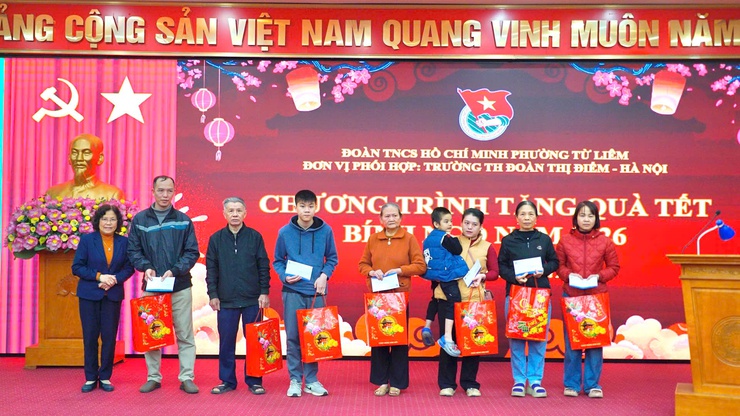 Phường Từ Liêm tổ chức chương trình tặng quà Tết cho các gia đình có hoàn cảnh khó khăn nhân dịp Xuân 2026- Ảnh 7.