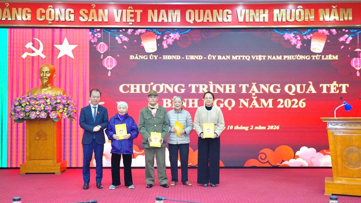 Phường Từ Liêm tổ chức chương trình tặng quà Tết cho các gia đình có hoàn cảnh khó khăn nhân dịp Xuân 2026- Ảnh 6.
